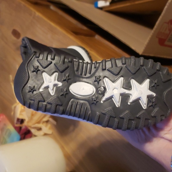 New size 22 snow boots - Picture 2 of 2